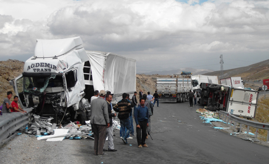 Ar'da zincirleme kaza: 4 yaral