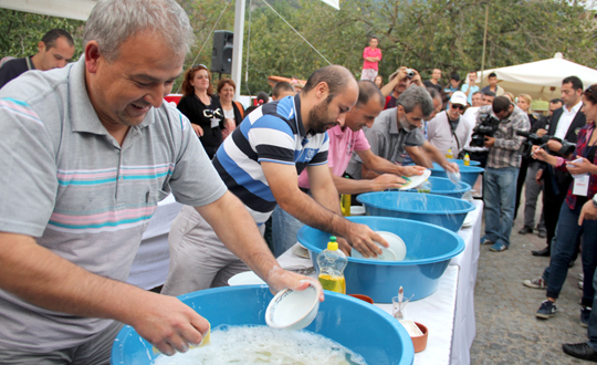 Kadnlar yemekte, erkekler bulak ykamada yart