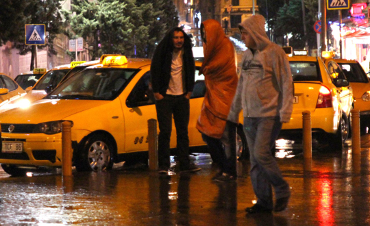 stanbul'da gece balayan yamur etkili oldu 