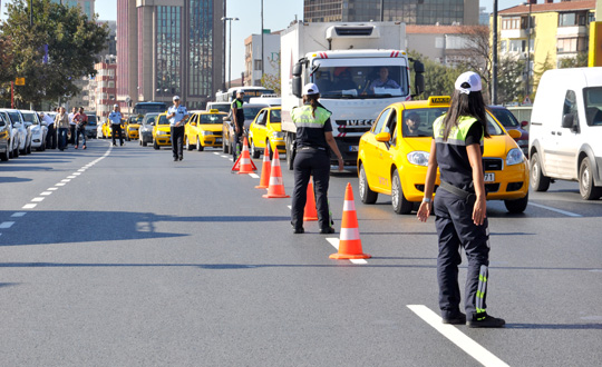 Trafikte uyuturucu denetiminde 35 gnde 14 kii yakaland