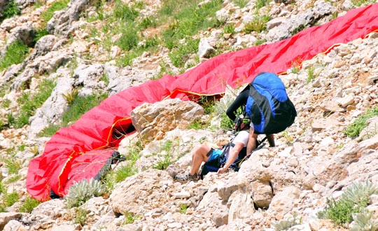 Babada'da kayalklara yuvarlanan parat pilotu ve yolcusu yaraland