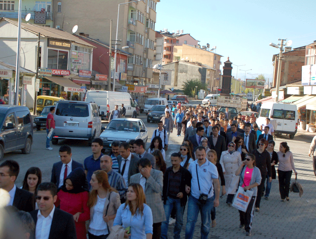 retmenlere saldr, sessiz yryle protesto edildi