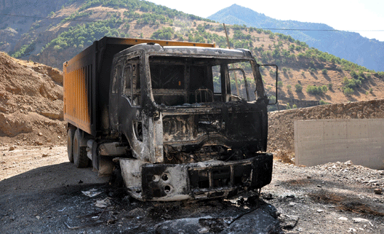 PKK askeri birlie kum tayan kamyonu yakt !