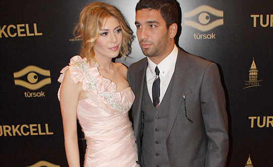 Arda Turan-Sinem Kobal evliliinin neden ertelendii ortaya kt