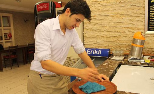 Emrah'n olu garson oldu!