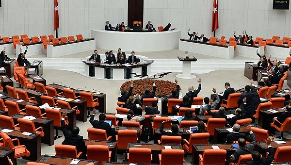 AK Parti'nin HSYK teklifi Meclis Bakanl'na sunuldu