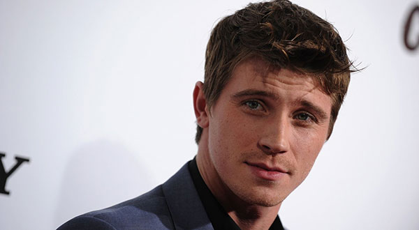 Garrett Hedlund Kaptan Hook oluyor