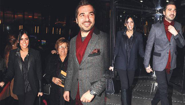 Engin Altan Dzyatan, sevgilisi Nesliah Alkolar' ailesiyle mzikalde buluturdu