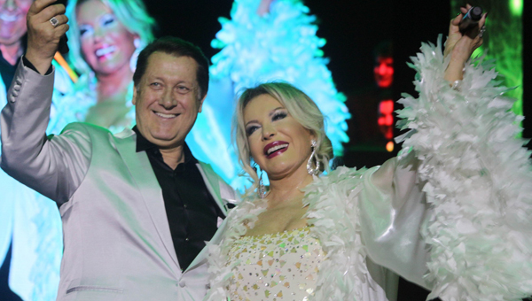 Emel Sayn ve Ahmet zhan kadnlar iin syledi