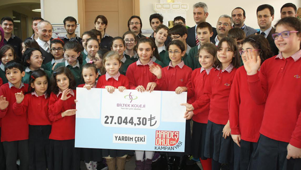 Biltek Koleji rencileri kardelerini unutmad