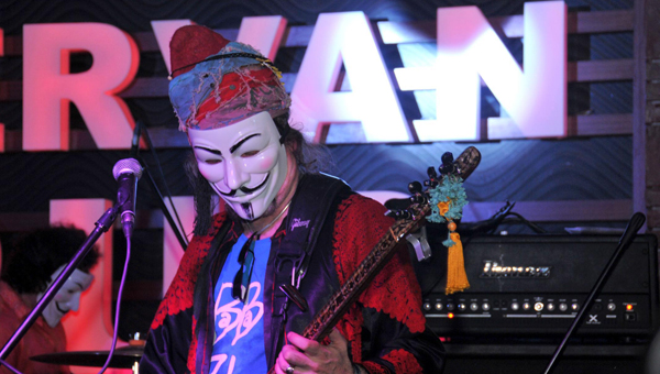  'Baba Zula' konserinde 'V for Vendetta' maskesi