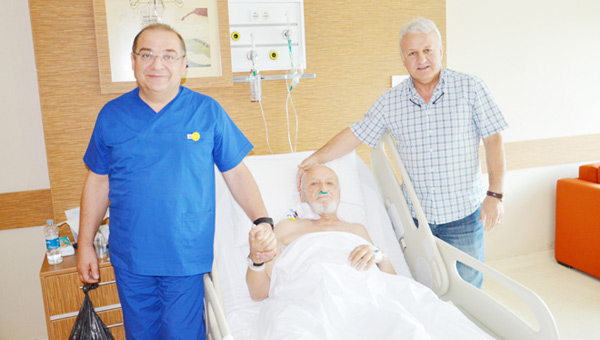 Dnyada bir ilki baaran nl kalp cerrah Mahmut Akyldza bavuru yayor!