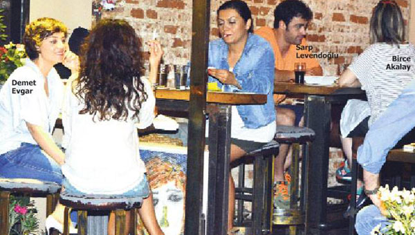 Sarp Levendolu ile Birce Akalay' oke eden srpriz!