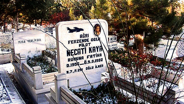 Pilot Necati'nin mezar alyor