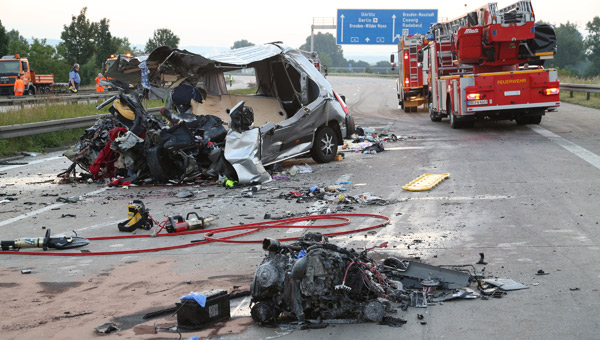 Almanya'da trafik kazas: 9 l, 40 yaral      