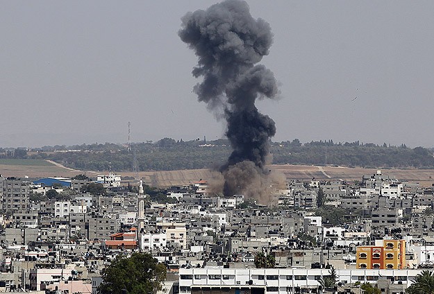 srail Gazze'deki o hastaneyi bombalad