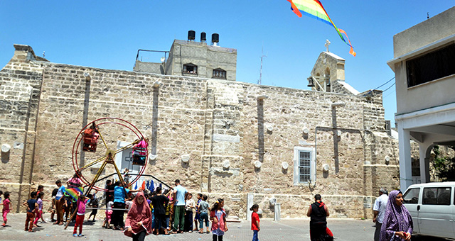 Saldrlarda evleri yklan Filistinliler, bayram kilisede kutluyor