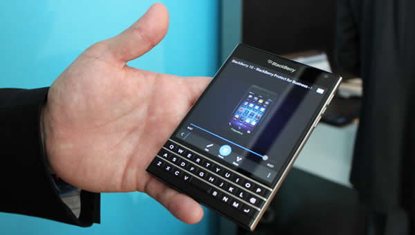te tm zellikleriyle yeni BlackBerry Passport!