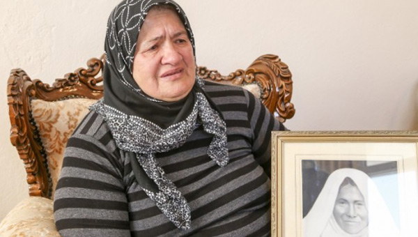 Davutolu'nun annesinin fotorafn gzyalaryla anlatt