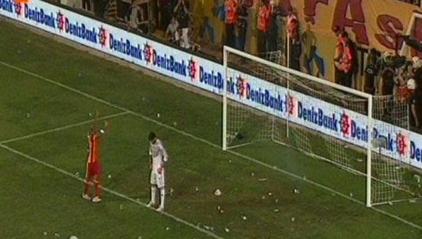 Derbide olay... Volkan'a yabanc madde yad