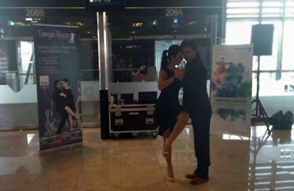 Sabiha Gken yolcularn tango ile karlayp uurluyor.