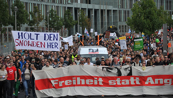 Almanya'da 'casusluk' protestosu