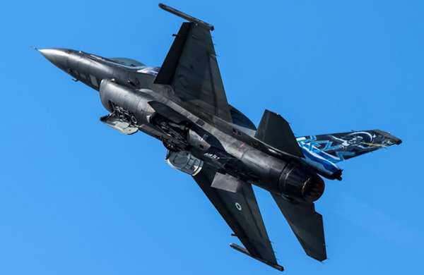 Yunan Hava Kuvvetleri'ne bal ZEUS F-16'lar svire'de gsteri yapt.