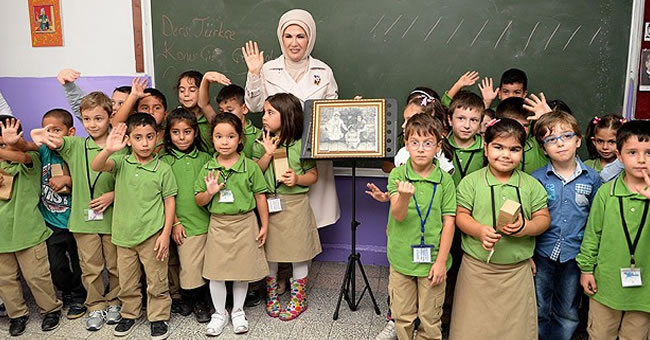 Emine Erdoan ilkokulunu ziyaret etti