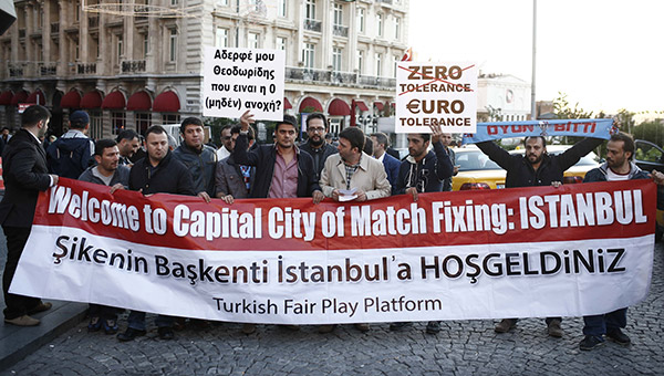 Trabzonspor taraftarndan UEFA'ya protesto 