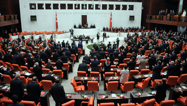 Erdoan'n konumasnn bu blmnde CHP'li 3 kadn vekil Meclis'i terk etti