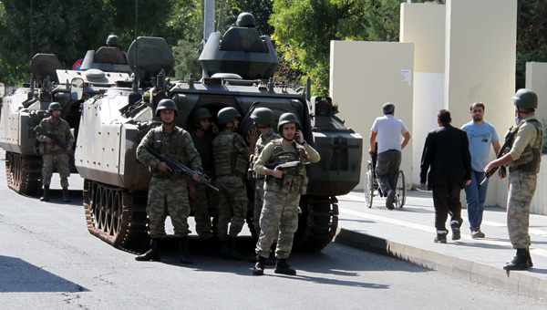 Diyarbakr'da polise saldrlar!