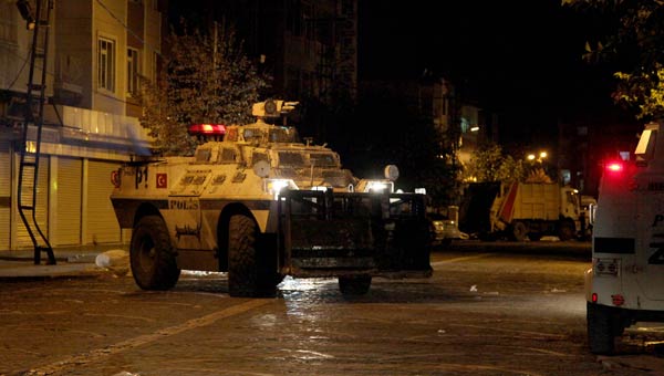 Diyarbakr'da polise saldr: 1 yaral