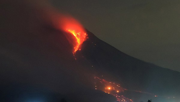 Sinabung Yanarda'ndan lav akmaya balad