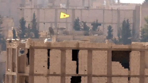 Kobani'de fla gelime: YPG gleri kendi bayraklarn ast