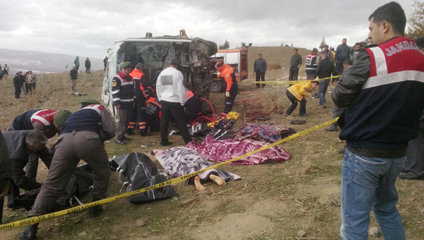 Afyonda korkun kaza: 8 renci yaamn yitirdi
