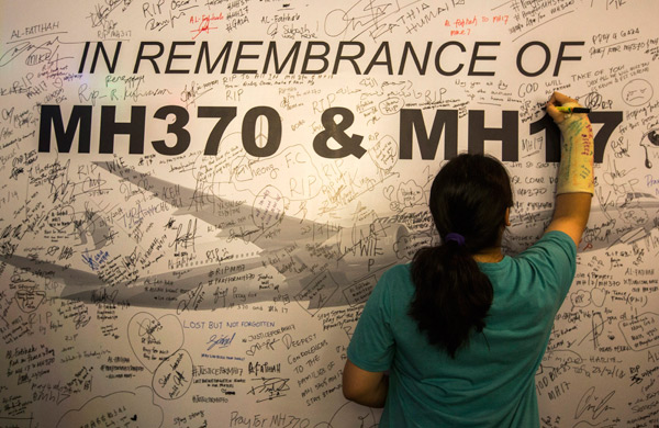 MH370'te len bir yolcunun iki olu ve ei Malezya Havayollar'na dava at.