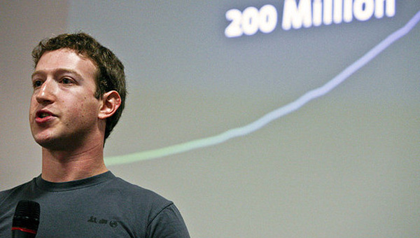Facebook'un patronu Zuckerberg neden hep gri tirt giyiyor?