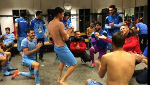 Trabzonsporlu futbolcular soyunma odasnda cotu