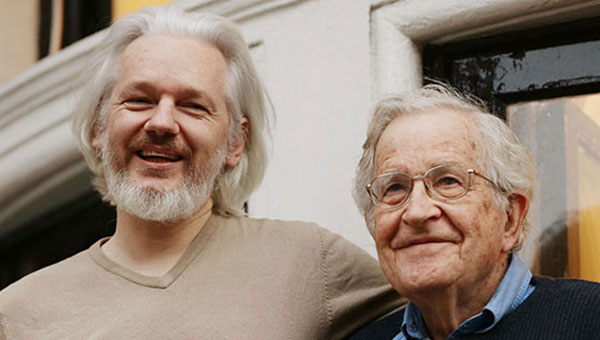 Noam Chomsky ile Assange bir araya geldi