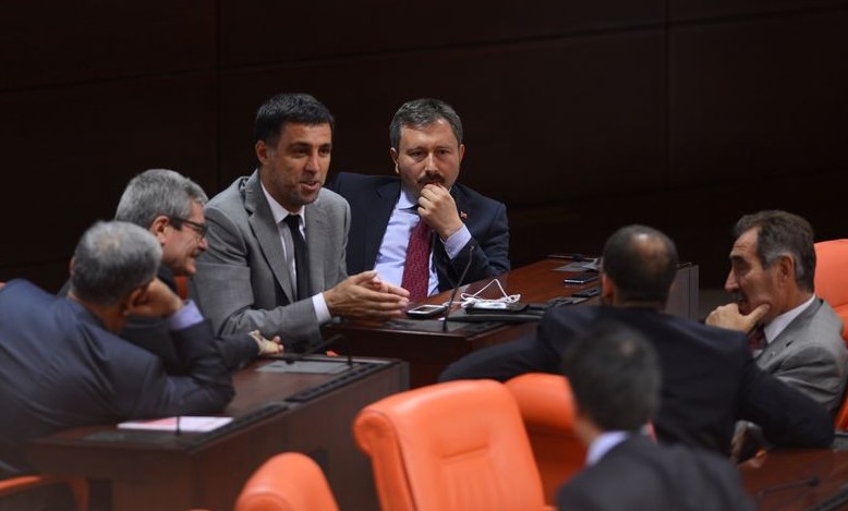 Hakan kr hangi partiye geiyor?