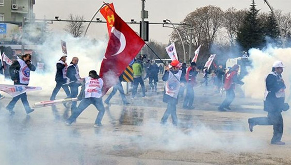Ankara'da eyleme biber gazl mdahale