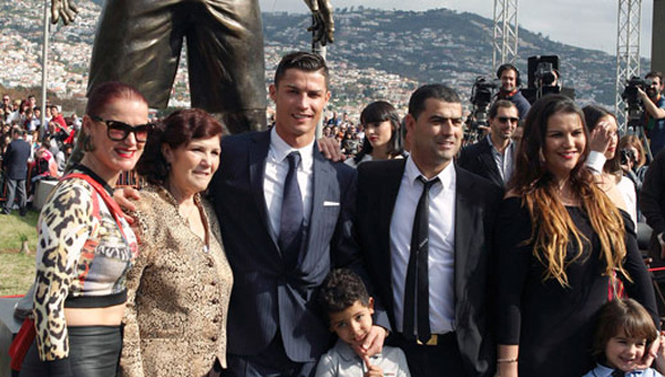 Ronaldo'nun heykelini diktiler!