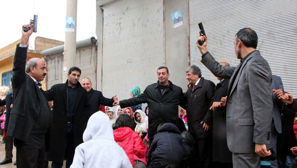 Mustafa Balbay silah emberinin ortasnda kald