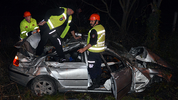 Sakarya'da otomobil devrilmesi sonucu 2 kii ld, 2 kii yaraland