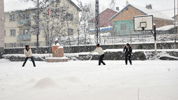 Tunceli'de eitime kar engeli!  