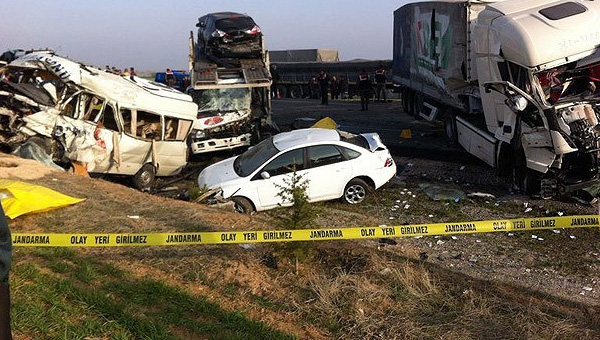 Sivas'ta zincirleme trafik kazas: 3 yaral