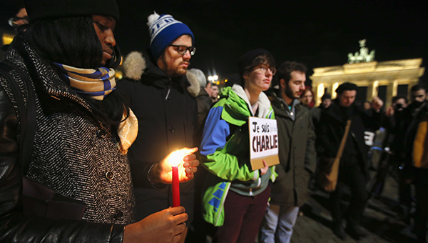 Charlie Hebdo saldrs Berlin'de 500 kii tarafndan protesto edildi