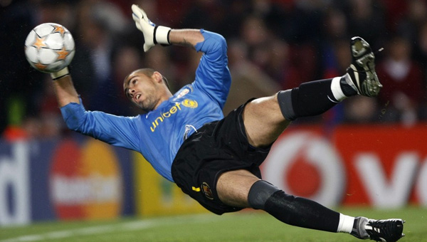 Victor Valdes, Barcelona'dan Manchester United'a transfer oldu