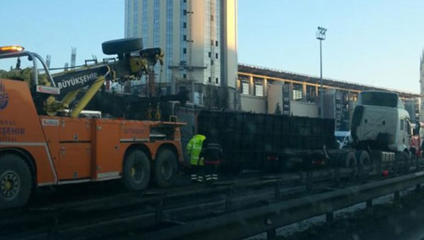 TEM'de kamyon devrildi, trafik fel