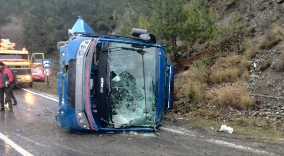 Mahkumlar tayan ara devrildi: 11 yaral